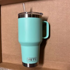 35 oz Yeti Rambler Mug with Straw Lid in Seafoam